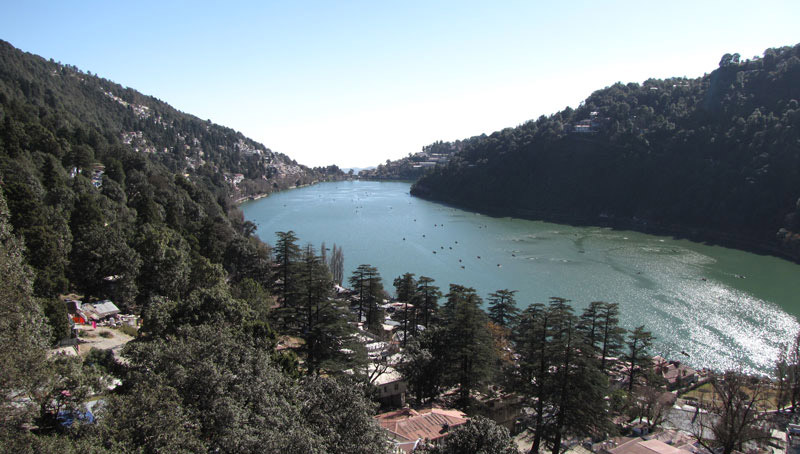 Nainital is a true gem located in Uttarakhand. Located in the foothills of the Kumaon Mountain range at a height of almost 2000 meters above sea level.