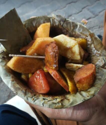 Chandni Chowk is the OG place when it comes to the street food scene in the city. You must try Aloo Chaat, Fruit Chaat and Aloo Kachaloo.