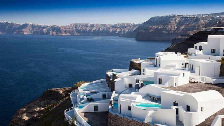 Pleasing island of Greece: Santorini