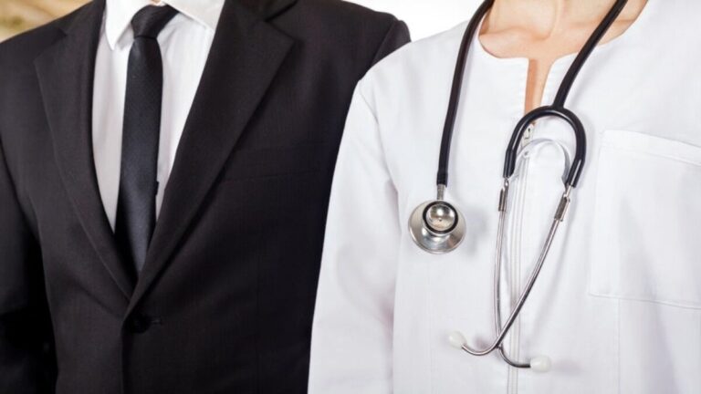 Have You Ever Wondered Why Lawyers Wear Black And Doctors Wear White Coats? Guaranteed, You Don’t Know!